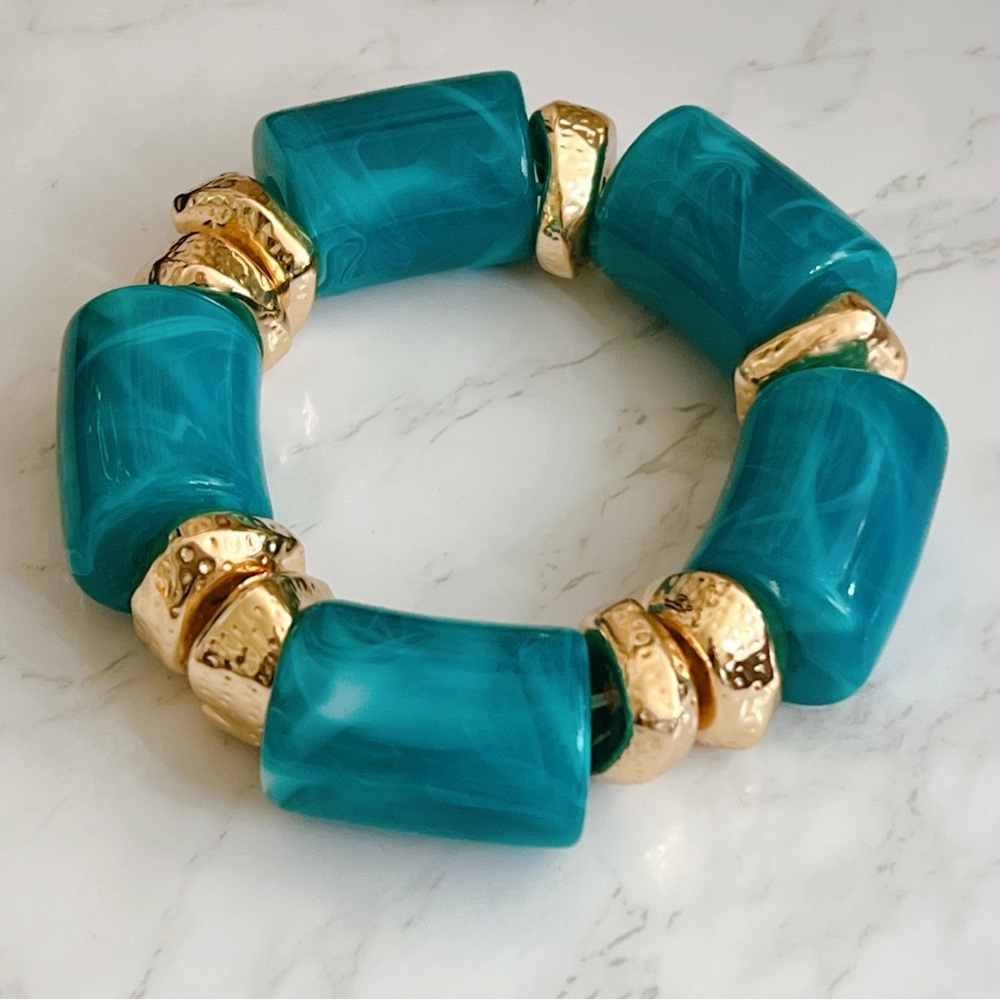 Aqua blue gold plated lucite bracelet M stretch 🩵 stunning